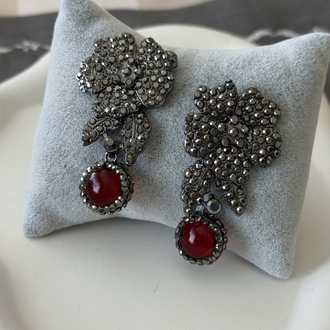 Bordo taşlı antrasit kristal çiçek küpe