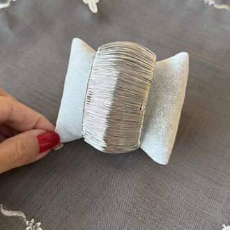 Gümüş renk tel görünümlü bombeli bileklik