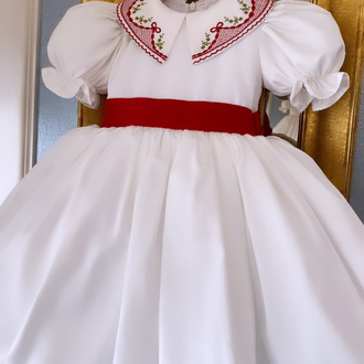 Yaka nakışlı elbise