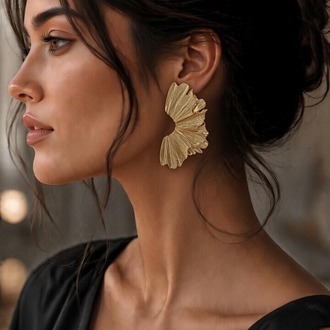 Gold Yarım Halka Kıvrımlı Küpe