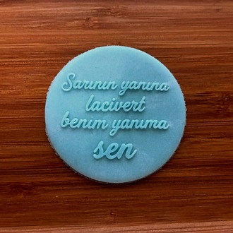 26565 Sarının yanına lacivert benim yanıma sen yazılı pleksi kabartma plakası