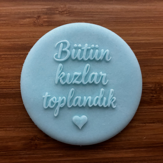 26394 Bütün kızlar toplandık yazılı pleksi kabartma plakası