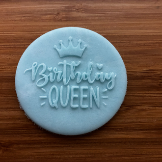 26478 Birthday queen yazılı pleksi kabartma plakası