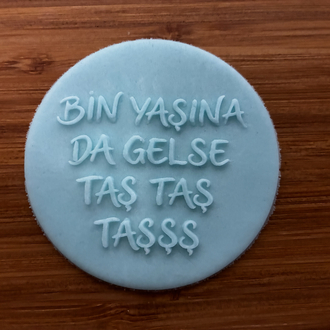 26454 Bin yaşına da gelse taş taş taş yazılı pleksi kabartma plakası