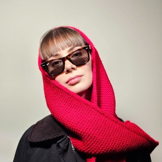 Margot – Yumuşak Yün İpten El Örgüsü Oversized Hoodie Scarf