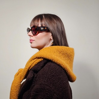 Margot – Yumuşak Yün İpten El Örgüsü Oversized Hoodie Scarf