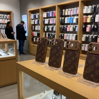 Marka Logolu Deri Telefon Kılıfı (iPhone 17 ve üzeri)
