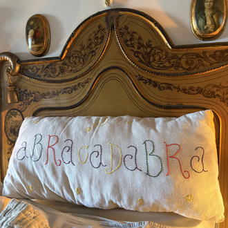 Abracadabra yastık