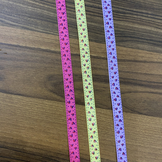 Pembe yeşil ve mor kurdela