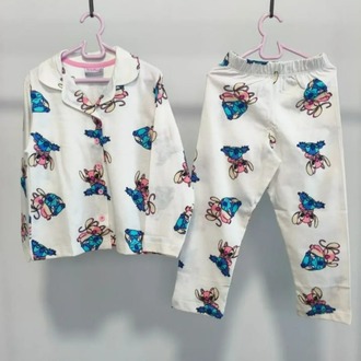 Kız çocuk stitch desenli, düğmeli pijama takımı