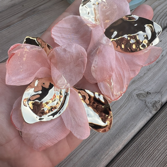 Pudra kumaş detaylı gold floral küpe