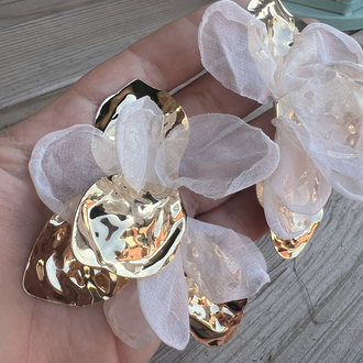 Bej kumaş detaylı gold küpe