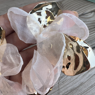Bej kumaş detaylı gold küpe
