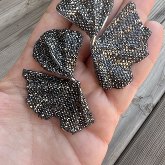 Sparkly black floral küpe