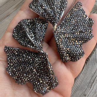 Sparkly black floral küpe