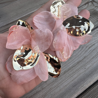 Pudra kumaş detaylı gold floral küpe