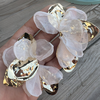 Bej kumaş detaylı gold küpe