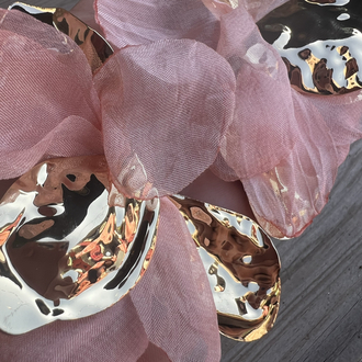 Pudra kumaş detaylı gold floral küpe