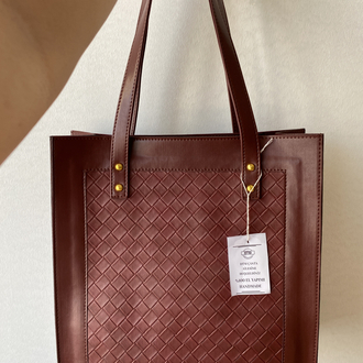 KOLLU ÇERÇEVE BOTTEGA DESENLİ BORDO YAVRULU ÇANTAMIZ
