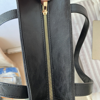 KOLLU ÇERÇEVE BOTTEGA DESENLİ SİYAH YAVRULU ÇANTAMIZ