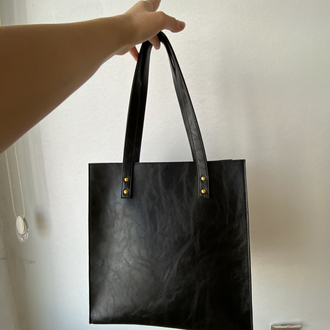 KOLLU ÇERÇEVE BOTTEGA DESENLİ SİYAH YAVRULU ÇANTAMIZ