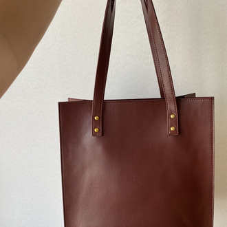 KOLLU ÇERÇEVE BOTTEGA DESENLİ BORDO YAVRULU ÇANTAMIZ