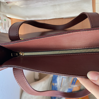 KOLLU ÇERÇEVE BOTTEGA DESENLİ BORDO YAVRULU ÇANTAMIZ
