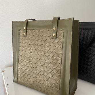 KOLLU İÇİ YAVRULU HAKİ ÇERÇEVE BOTTEGA DESENLİ ÇANTAMIZ 