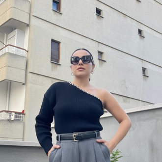 Tek Omuz Zincir Detaylı Siyah Triko Kazak