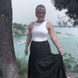 Siyah taşlı etek