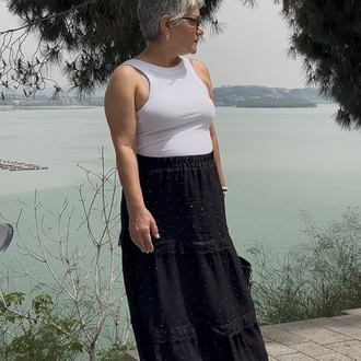 Siyah taşlı etek