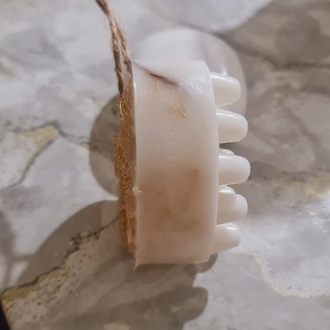 Bal,süt,okiptus, çay ağacı, jojoba yağı,nane yağı,kabak lifli masaj sabun