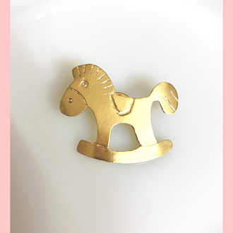 Rocking horse broş: Çocukluk masumiyeti