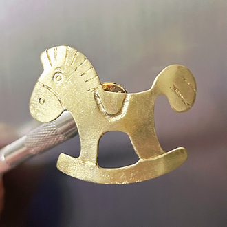 Rocking horse broş: Çocukluk masumiyeti