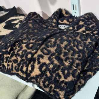 LAL TRİKO YAKA DETAYLI DÜĞMELİ LEOPAR DESEN HIRKA CEKET