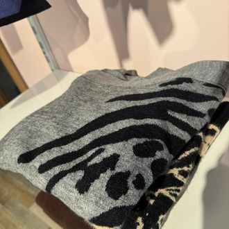 LAL TRİKO ZEBRA DESEN ÖMÜZ DÜĞMELİ KAZAK