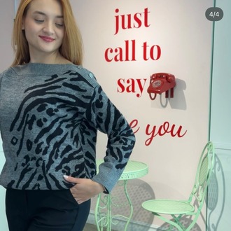 LAL TRİKO ZEBRA DESEN ÖMÜZ DÜĞMELİ KAZAK