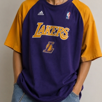 Vintage Adidas NBA Lakers t-shirt şu an satışta