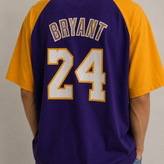 Vintage Adidas NBA Lakers t-shirt şu an satışta