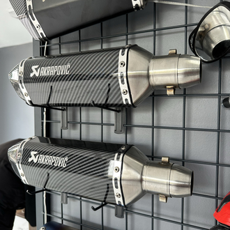 SUSTURUCULU AKRAPOVIC 37CM TOK SES