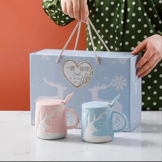 GP-4400 Gift Point Porselen Kupa Ev Yaşam Kar Geyik Kaşıklı Kapaklı 400ml Rastgele Renk 1 Adet