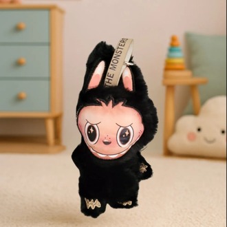 LABUBU-SYH-20CM-PR03 LABUBU Siyah Bunny Karakter Peluş Oyuncak – 20 cm, Yıldız Gözlü, Premium