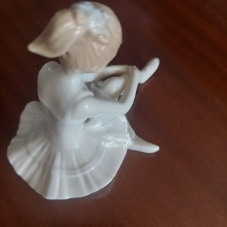 195812052025 Yükseklik 10cm Genişlik 12cm Gürcistan Porselen Balerin 1 Adet