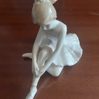 195812052025 Yükseklik 10cm Genişlik 12cm Gürcistan Porselen Balerin 1 Adet