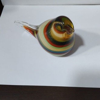 B104226042026 En..12 cm. H.8.5 cm. cam el yapımı kuş 1 adet