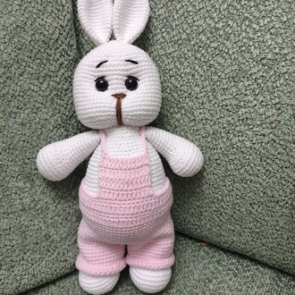 Pembe tulumlu beyaz tavşan
