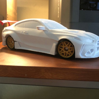 BMW M4 G82 Altın Jantlı Spor Araç Modeli