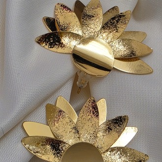 Kat Kat Yaprak Çiçek Güneş Model Gold Renk Küpe 5*4cm - 1807