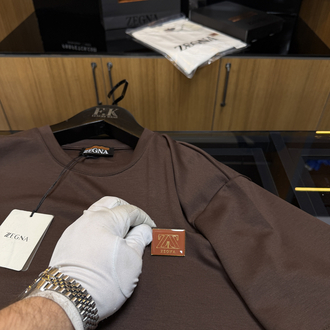 Zegna Logo Plaque T-shirt ( İthal-Ütü İstemez-NFC Aktif) Koyu Kahve