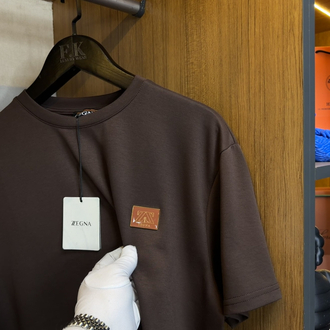 Zegna Logo Plaque T-shirt ( İthal-Ütü İstemez-NFC Aktif) Koyu Kahve